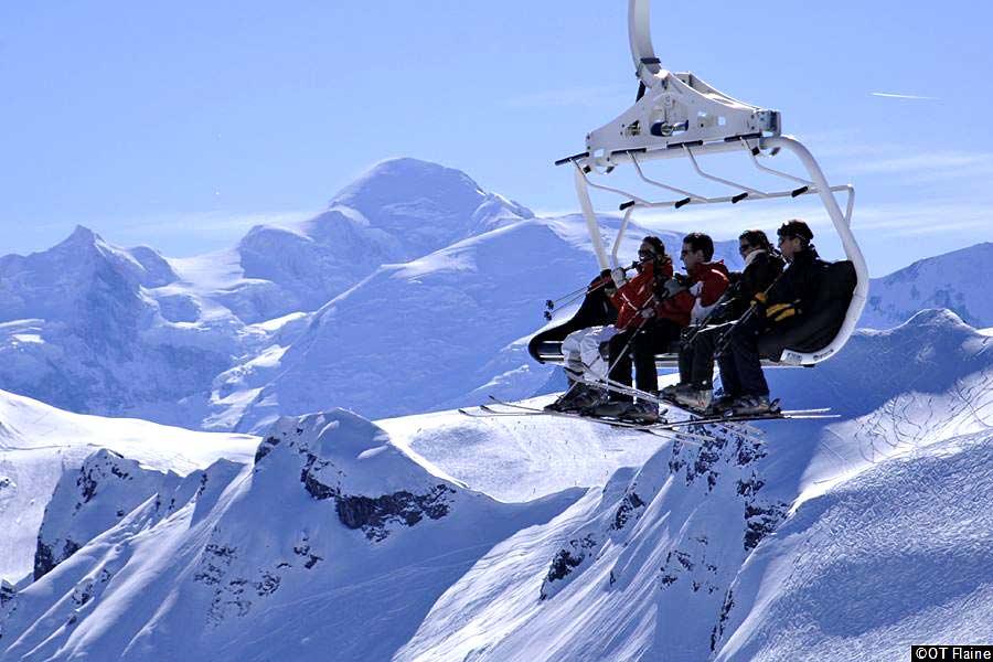 Wintersportler im Sessellift von Flaine mit Blick auf den Mont Blanc
