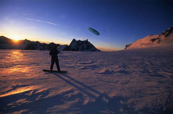 Snowboarder im Sonnenuntergang in Chamonix