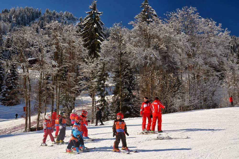 Kinder im Skikurs