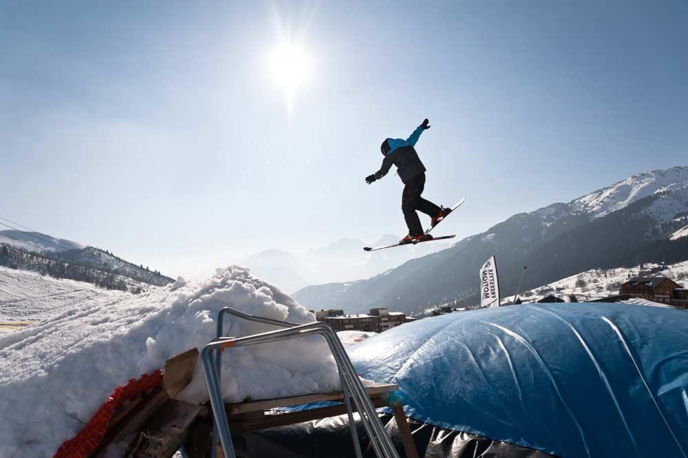 Skifahrer beim Big Air Jump in St. Francois-Longchamp