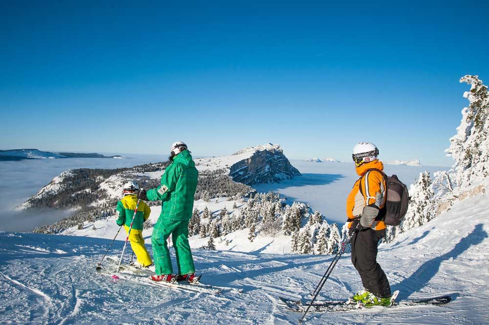 Familie mit Ski in den Bergen
