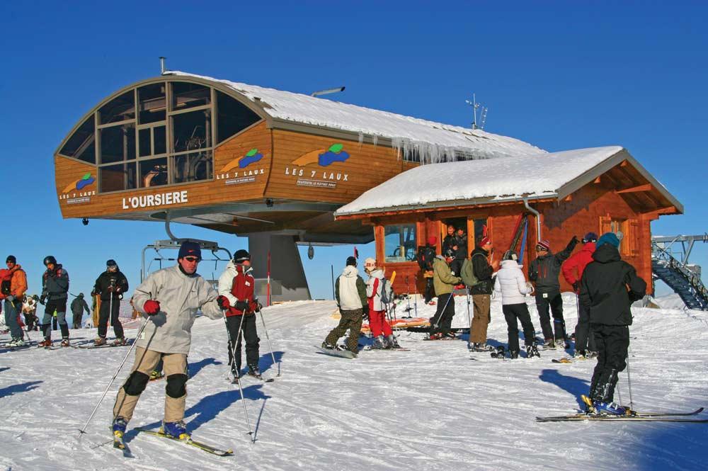 Skifahrer an der Bergstation von Les Sept Laux