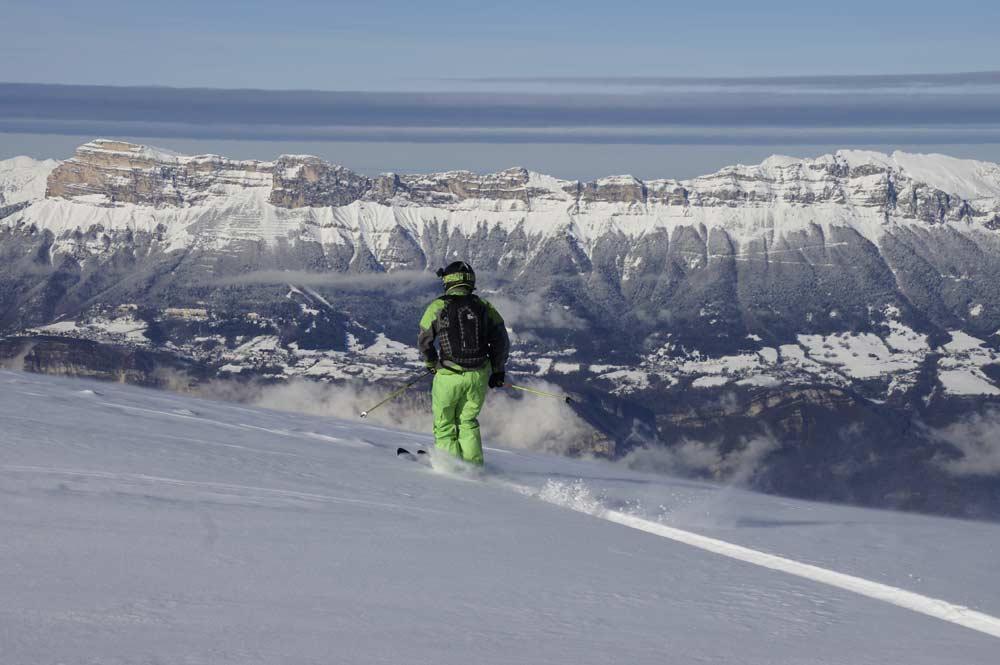 Skiroutengeher mit Panoramablick auf die Umgebung von Les Sept Laux