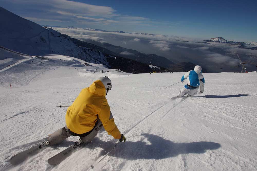 Skifahrer bei der Abfahrt im Skigebiet Les Sept Laux