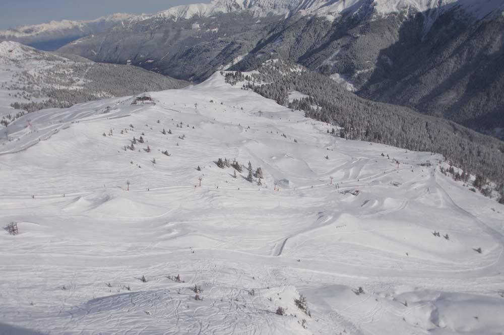 Luftaufnahme von Skigebiet und Snowpark Les Sept Laux