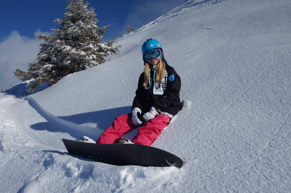 Snowboarderin im Schnee von Les Sept Laux