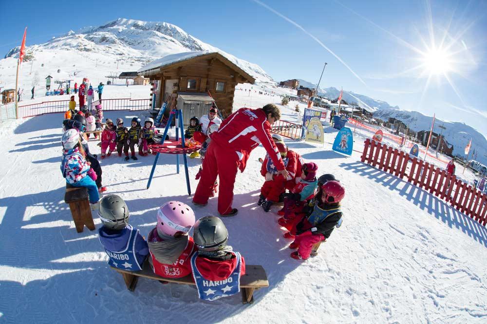 Kinder im Skikindergarten Alpe d'Huez