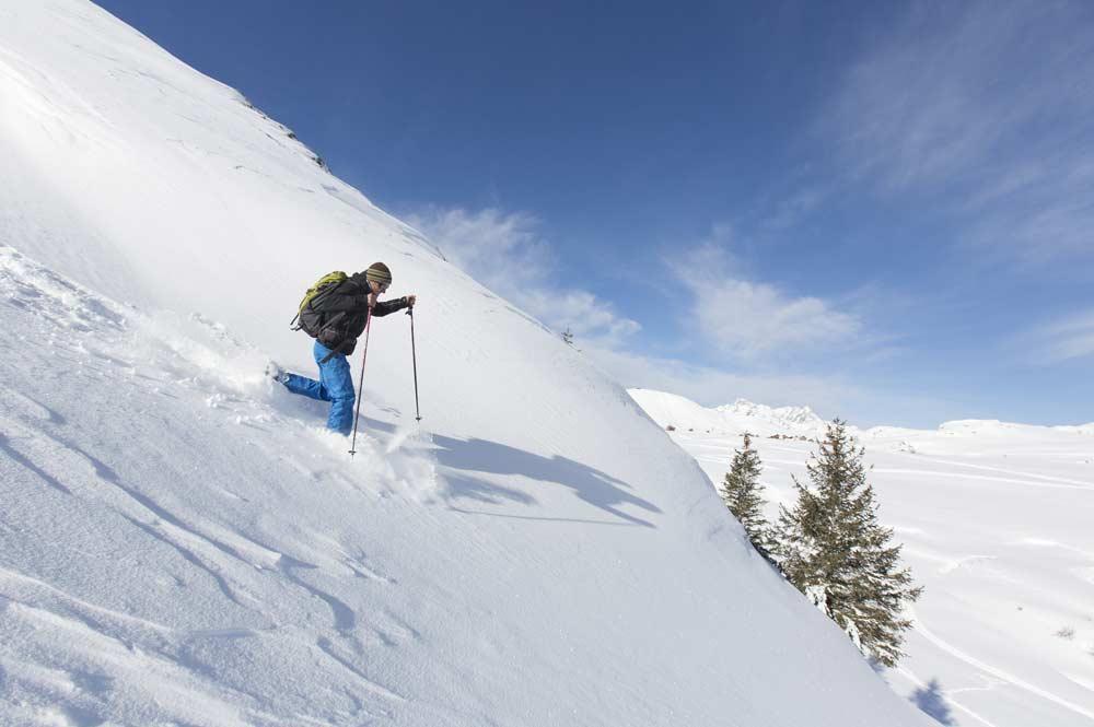 Schneeschuhwanderer am Tiefschneehang in Alpe d'Huez