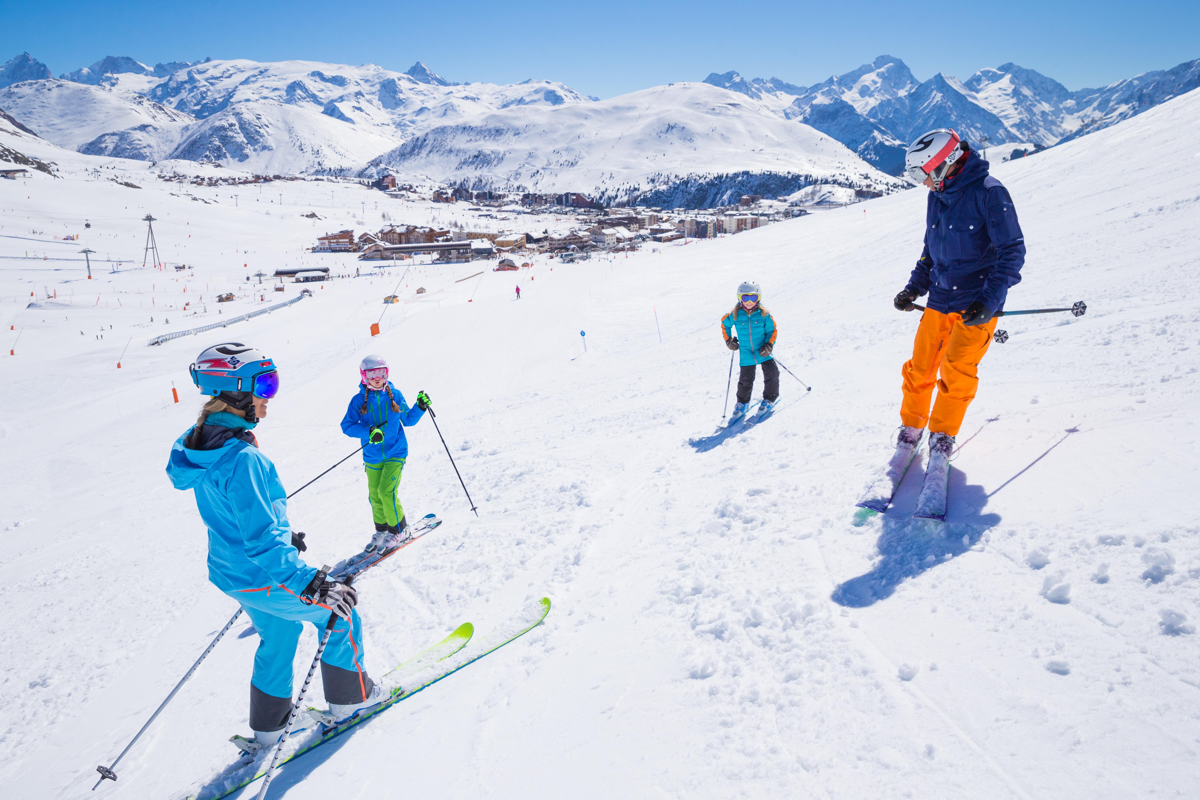 Familie beim Skifahren in Alpe d`Huez