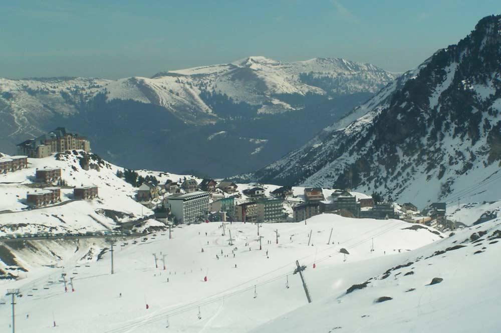 Blick auf das Skigebiet von La Mongie-Barèges mit Bergpanorama im Hintergrund