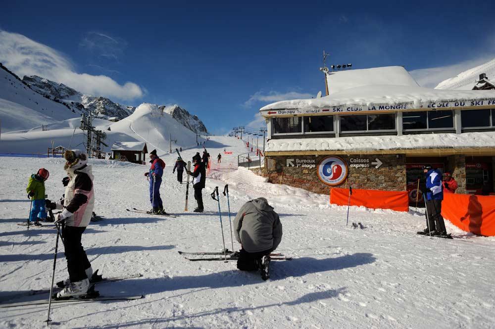 Skifahrer vor der Skischule in La Mongie-Barèges