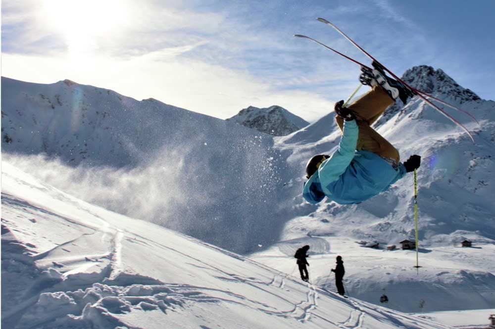 Skifahrer beim Backflip im Snowpark