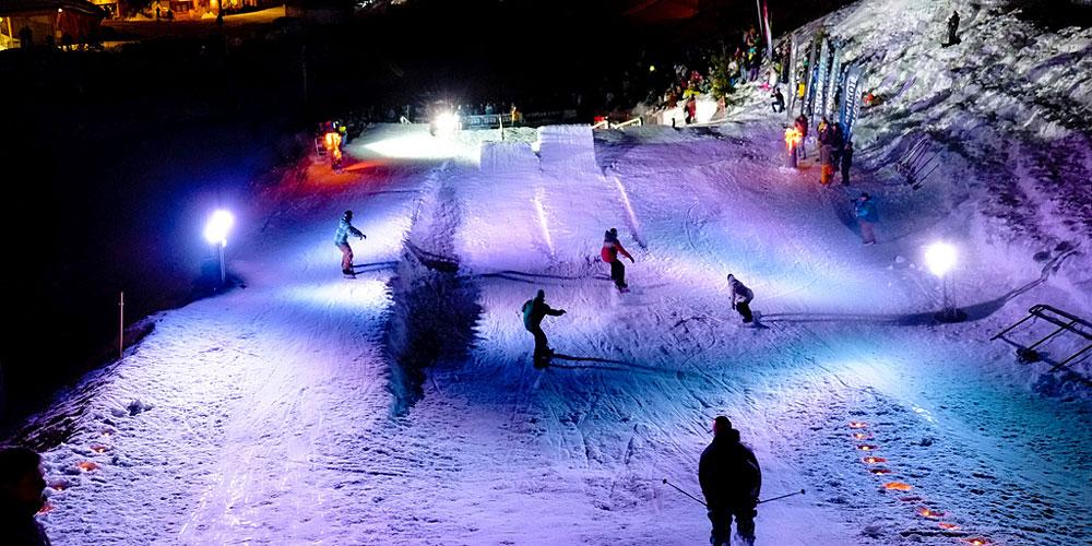 Skifahren unter Flutlicht