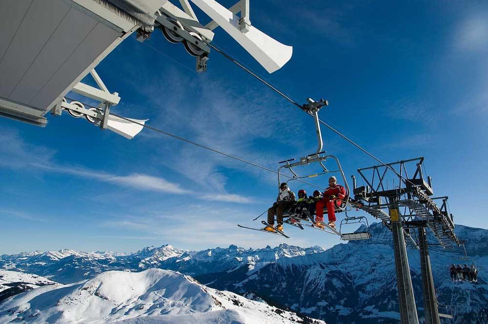 Skifahrer im Sessellift kurz vor der Bergstation