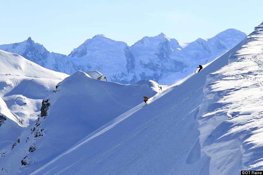 Skifahrer bei der Freeride-Abfahrt in Flaine