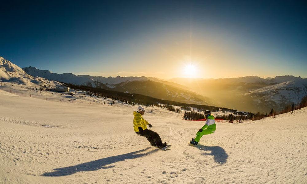 Skifahren bei Sonnenuntergang