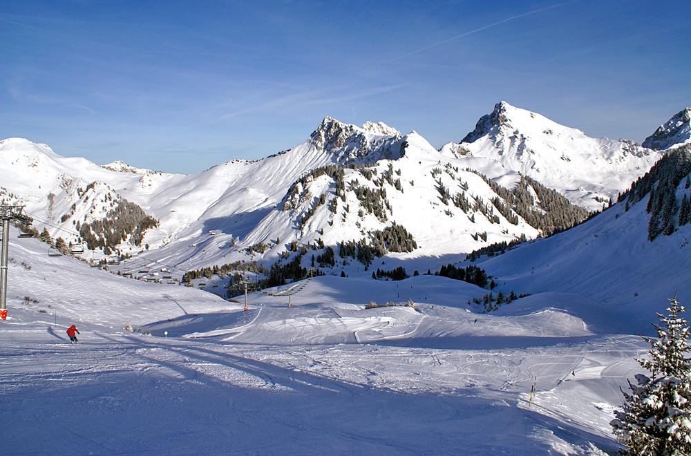Blick auf die Pisten im Skigebiet Praz de Lys Sommand