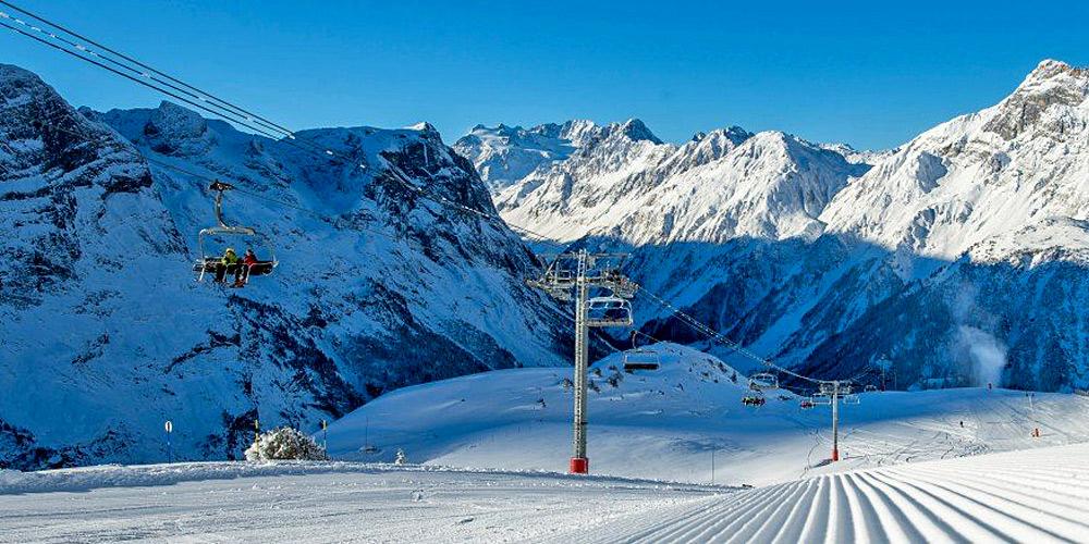 Blick auf Piste und Sessellift im Skigebiet von Pralognon-la-Vanoise