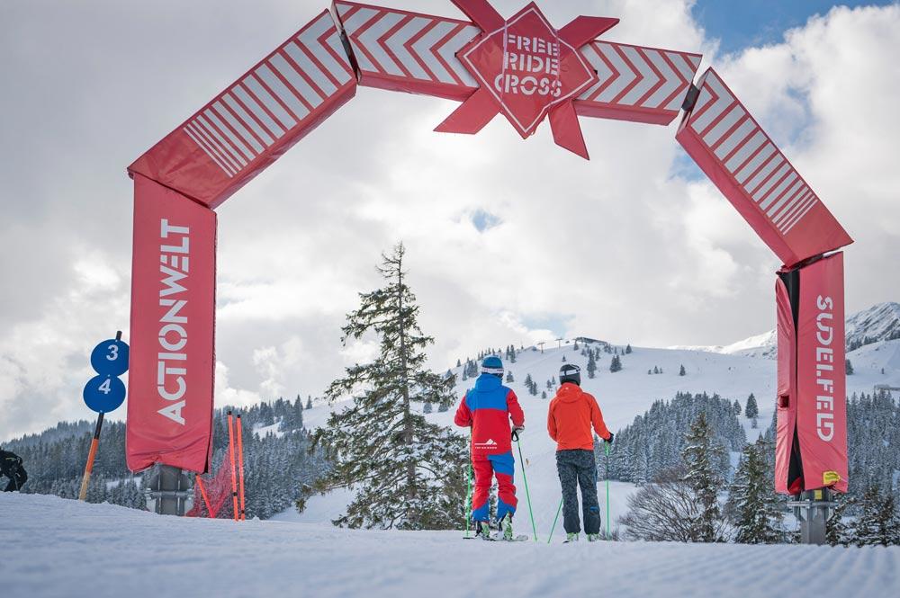 Zwei Skifahrer am Beginn des Freeridecross am Sudelfeld