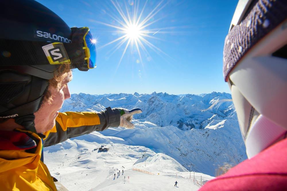 Skifahrer mit Panorama am Nebelhorn