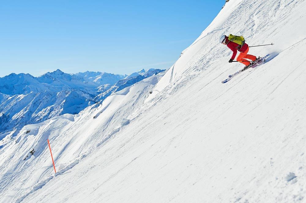 Skifahrer auf der schwarzen Piste am Nebelhorn