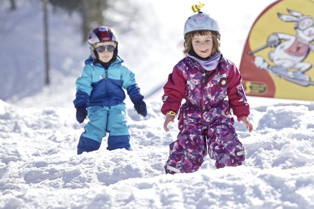Zwei Kinder im Schnee in Balderschwang