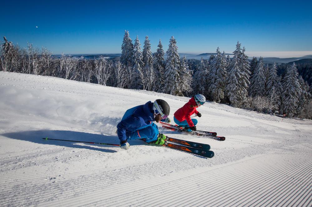 Zwei Skifahrer beim Carven am Feldberg