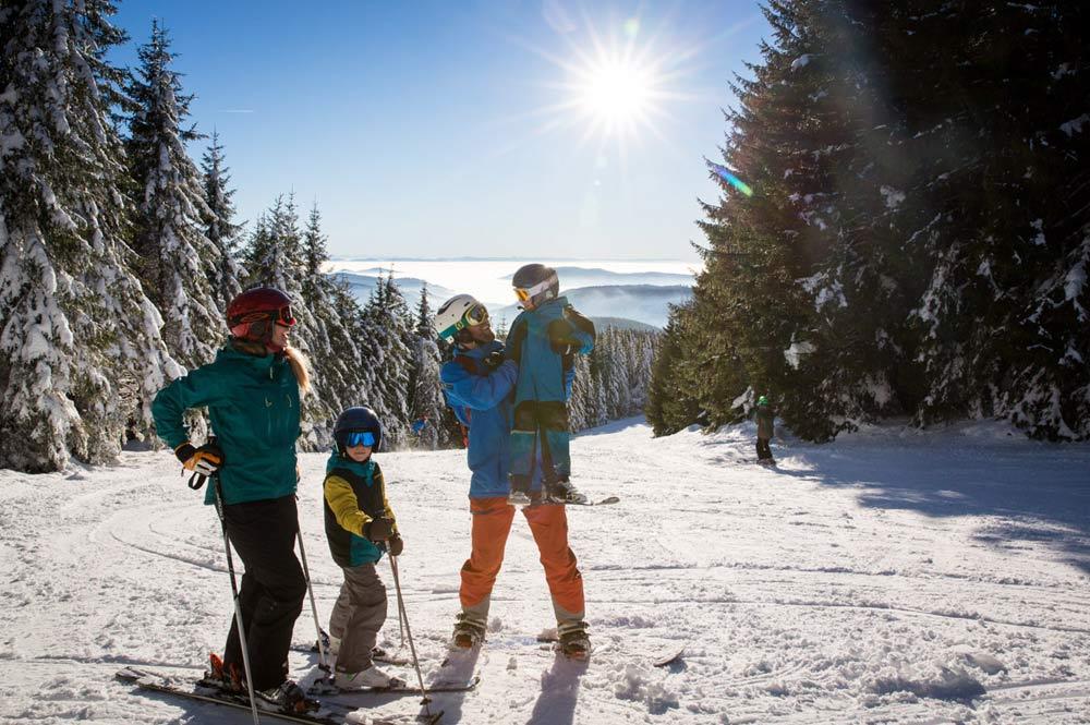 Familie beim Skifahren am Feldberg
