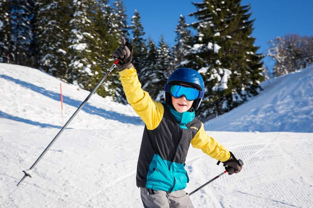 Kind beim Skifahren am Feldberg