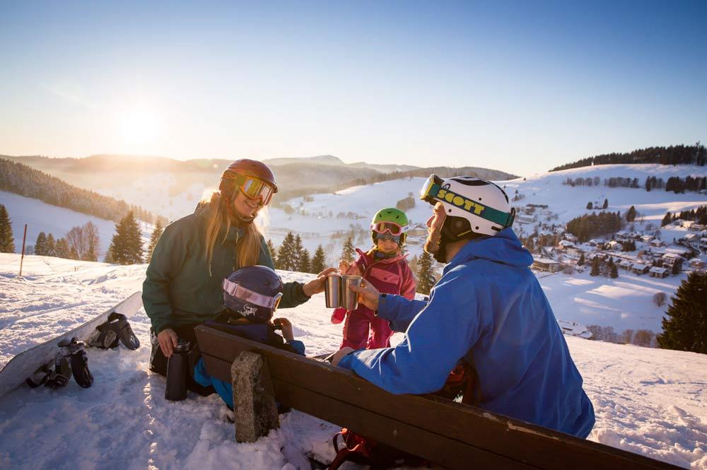 Familie bei einer Pause vom Skifahren am Feldberg