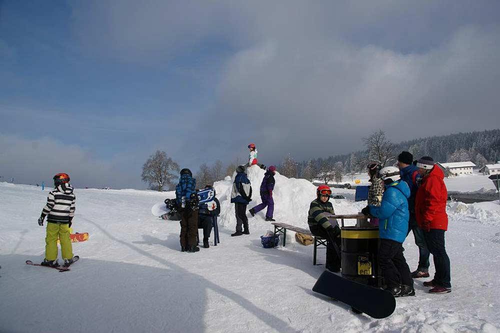 Skifahrer bei der Rast am Kapellenberg
