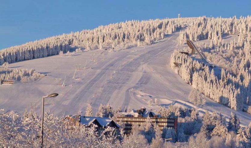 Blick auf den Skihang am Fichtelberg