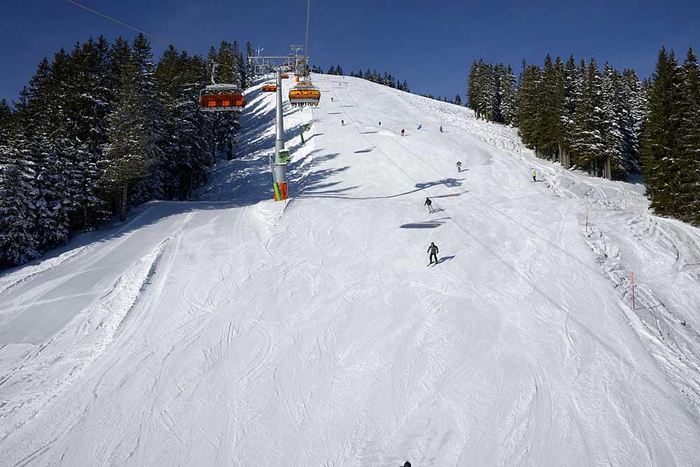 Blick auf Skifahrer auf der Piste am Weiherkopf im Skigebiet Bolsterlang