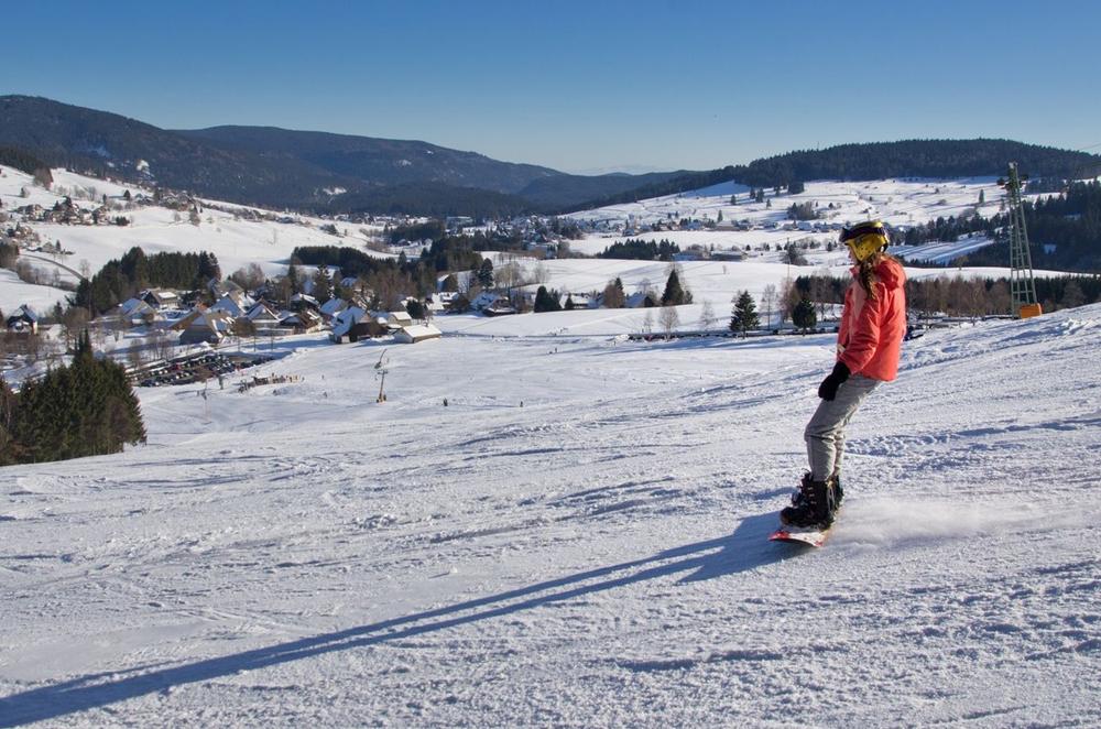 Snowboarder im Skigebiet Köpfle/Spitzenberg