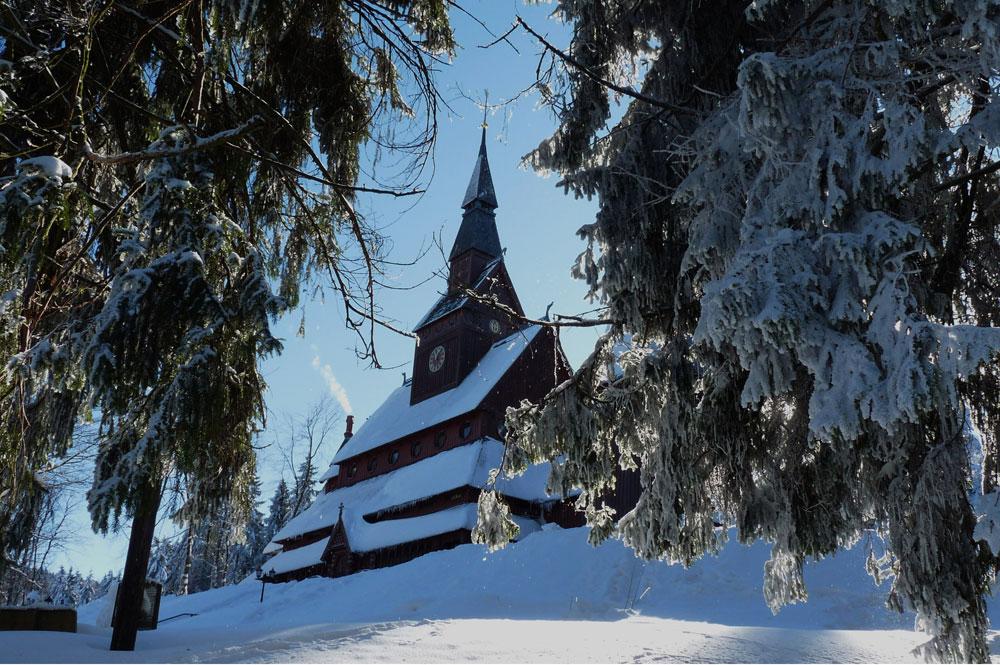 Schneebedeckte Kirche in Hahnenklee