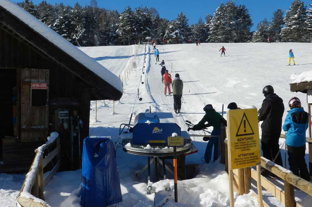 Skifahrer an der Talstation des Übungslifts