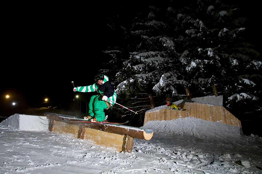 Skifahrer auf Obstacle im Woodpark Nesselwang bei Nacht