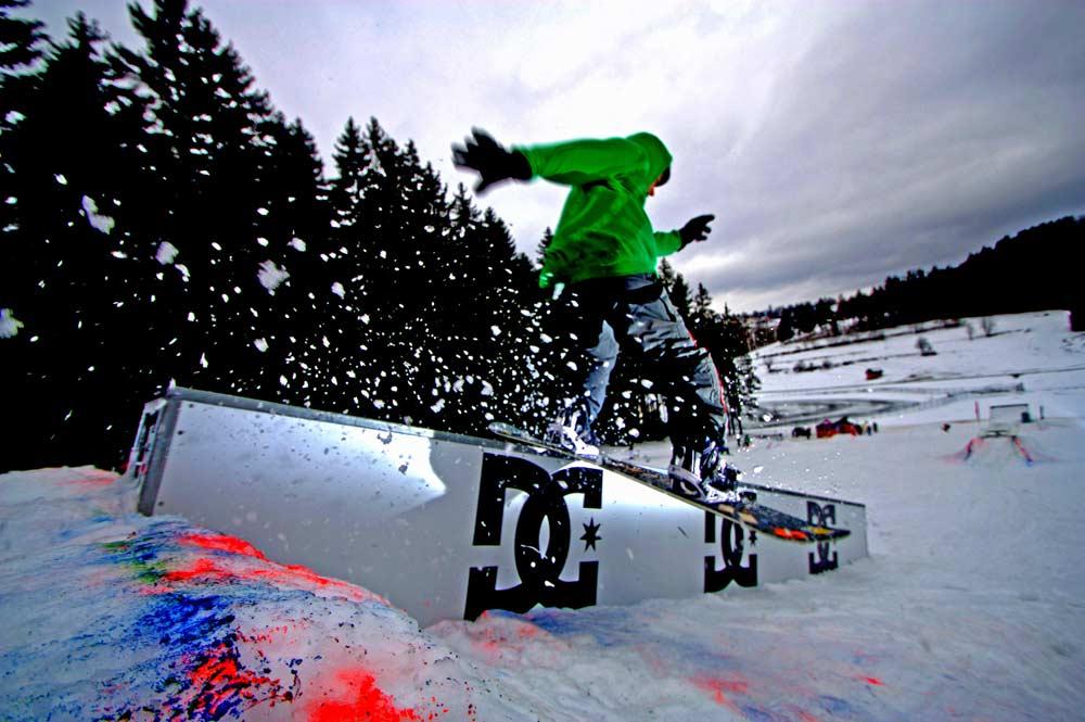 Snowboarder auf Obstacle im Funpark der Skiwelt Schöneck