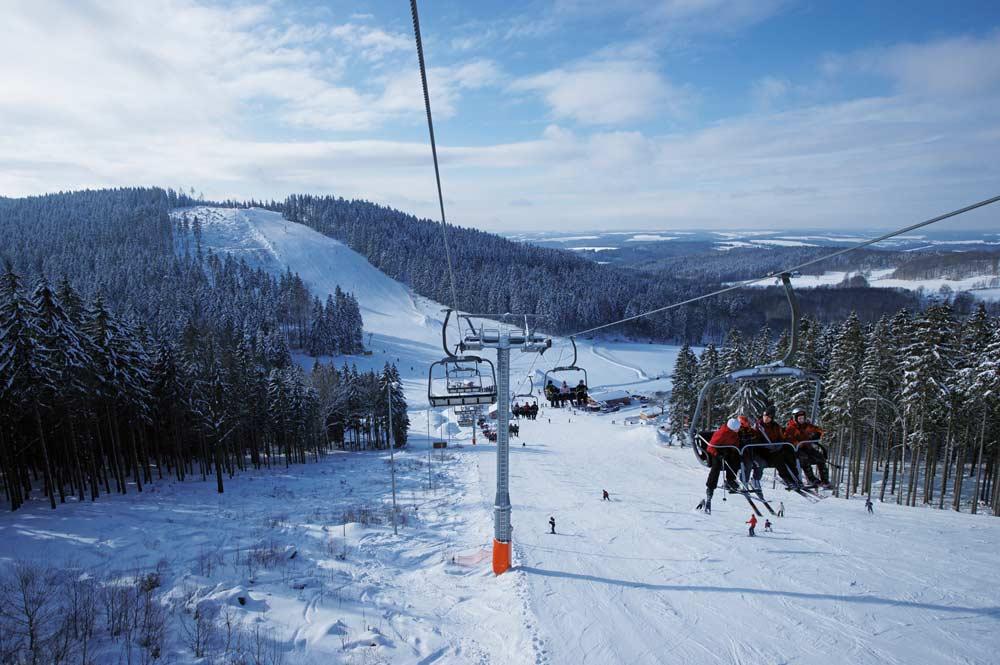 Blick auf den Sessellift der Skiwelt Schöneck