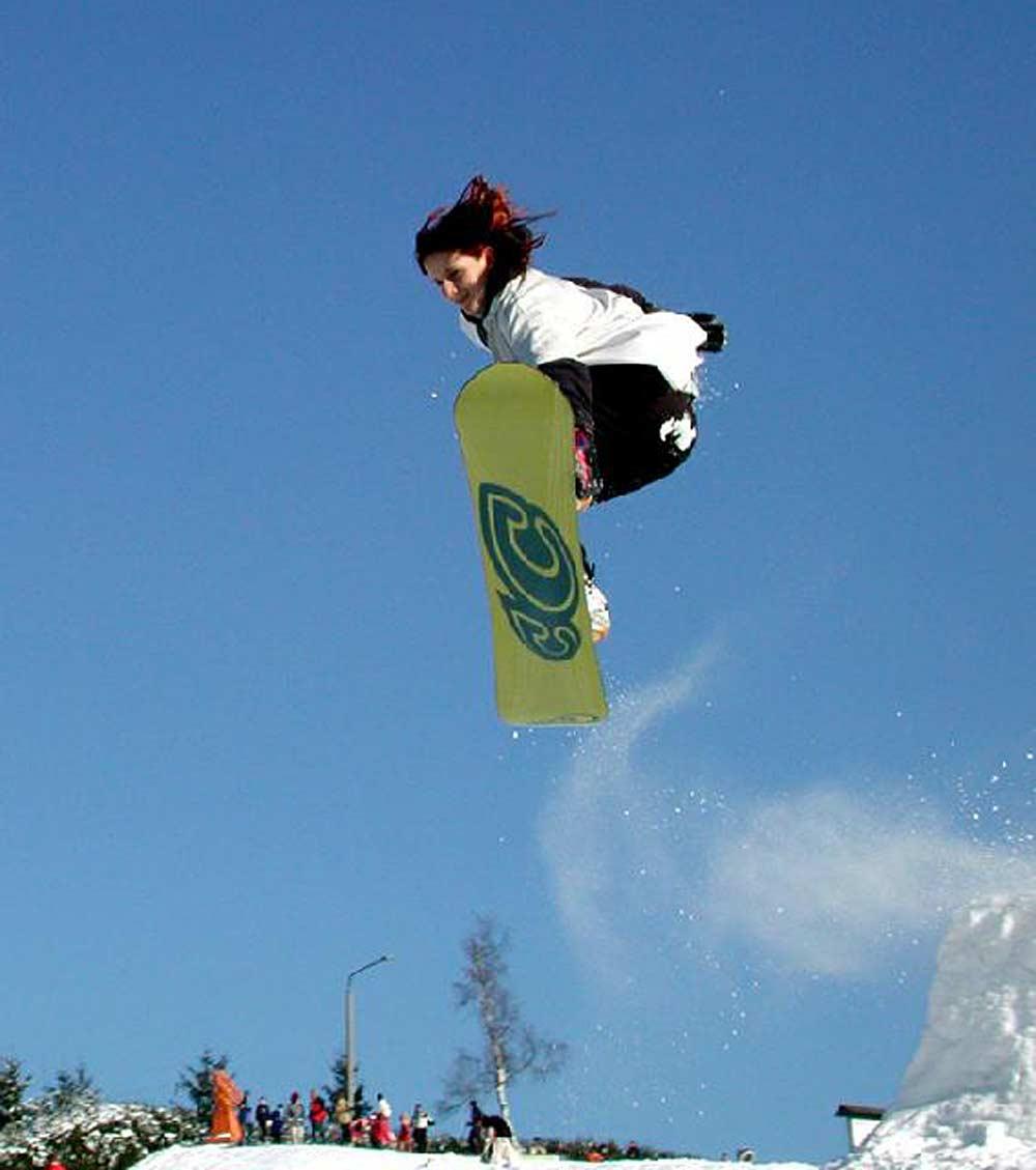 Snowboarderin beim Sprung im Funpark in der Skiwelt Schöneck
