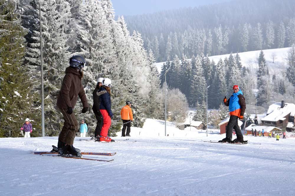 Skifahrer auf der Piste mit Talblick in Klingenthal