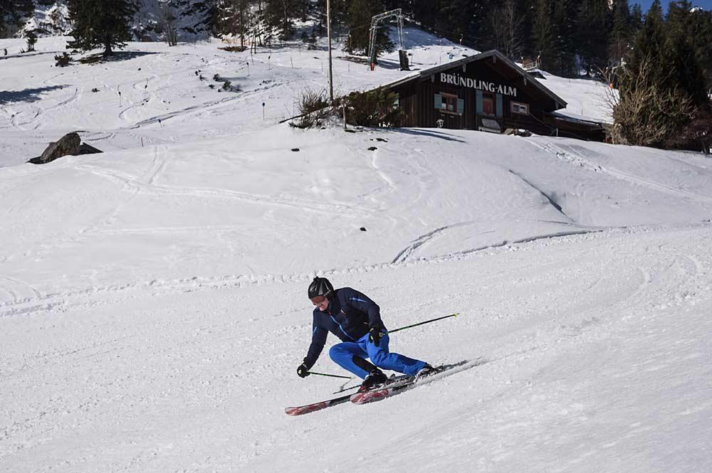 Skifahrer auf der Piste vor der Bründling Alm