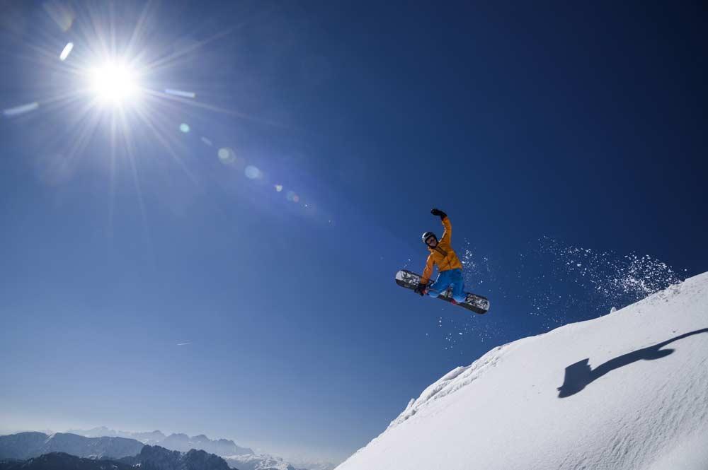 Snowboarder beim Sprung am Hochfelln