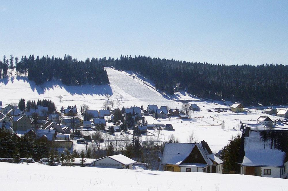 Blick auf den Ort und das Skigebiet Carlsfeld