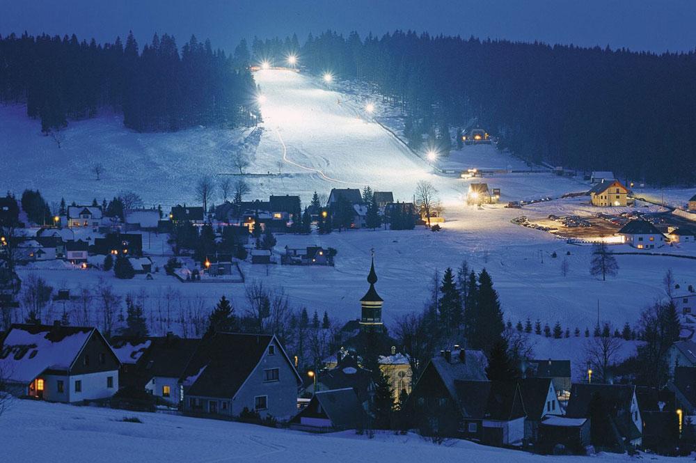 Beleuchtetes Skigebiet Carlsfeld
