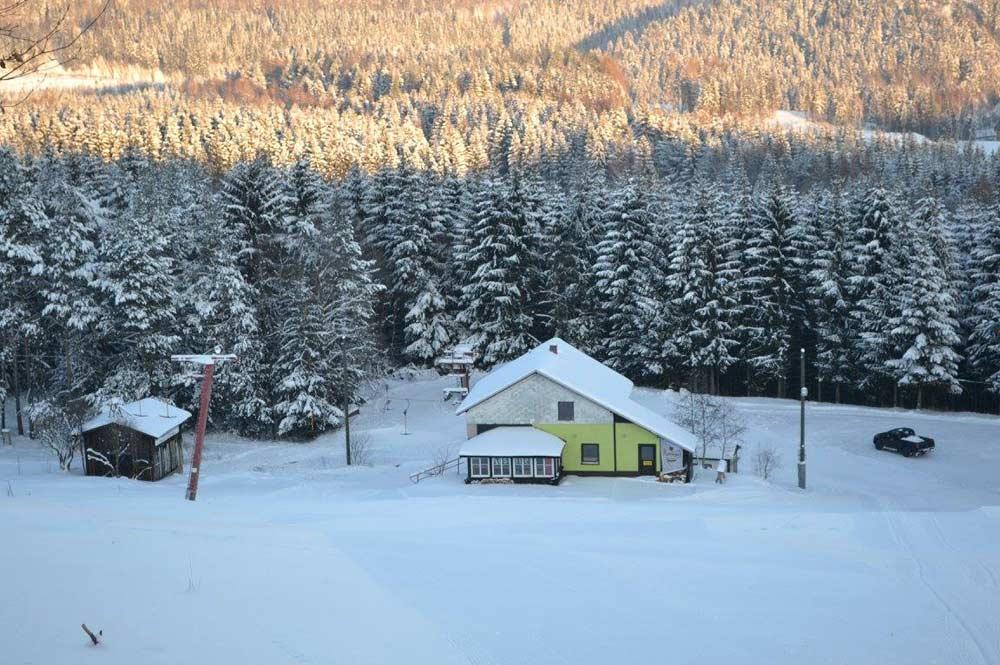 Talstion mit Skihütte des Skigebiets Johanngeorgenstadt