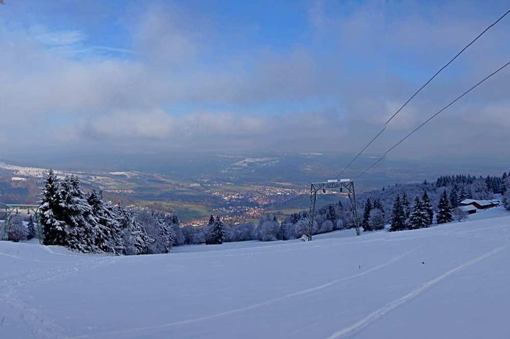 Panoramablick ins Tal im Skigebiet Kreuzberg