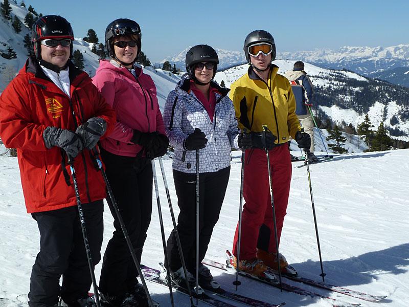 Skifahrergruppe auf der Piste
