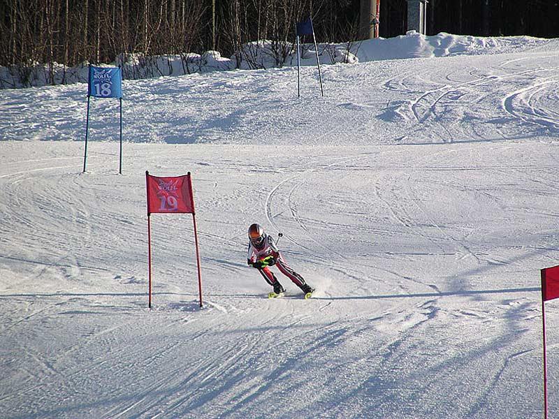 Slalomfahrer im Skigebiet Waldhäuser