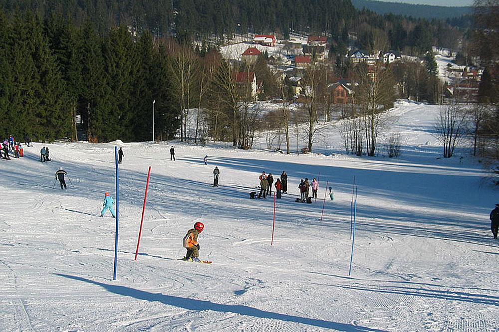 Skifahrer und Snowboarder auf der Piste des Skigebiet Bleaml Alm